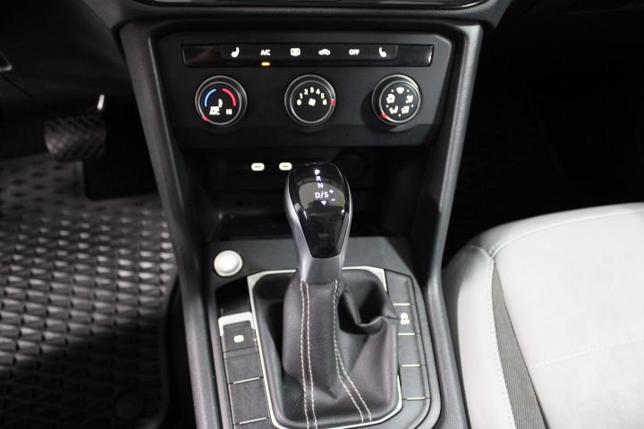 Used 2022 Volkswagen Taos SE w/ Panoramic Sunroof Package FWD image 34