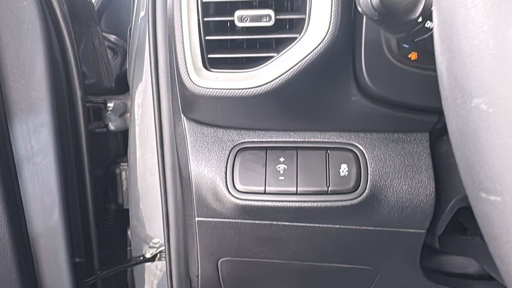 Used 2025 Hyundai Venue SEL image 31