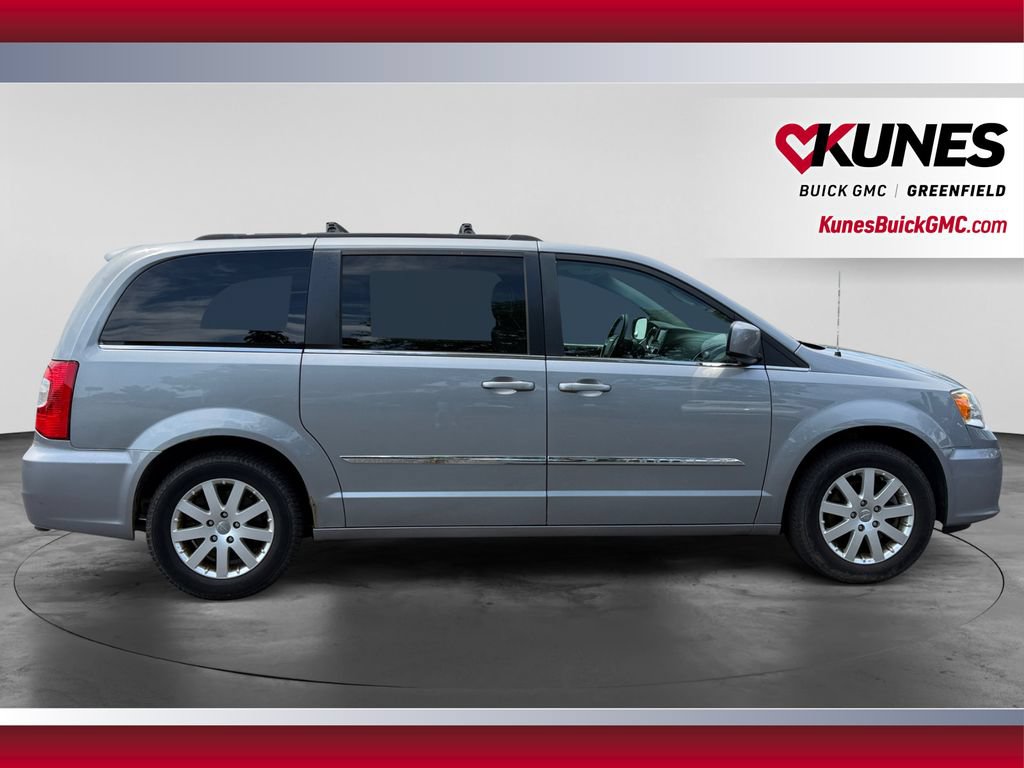 Used 2014 Chrysler Town & Country Touring FWD image 11