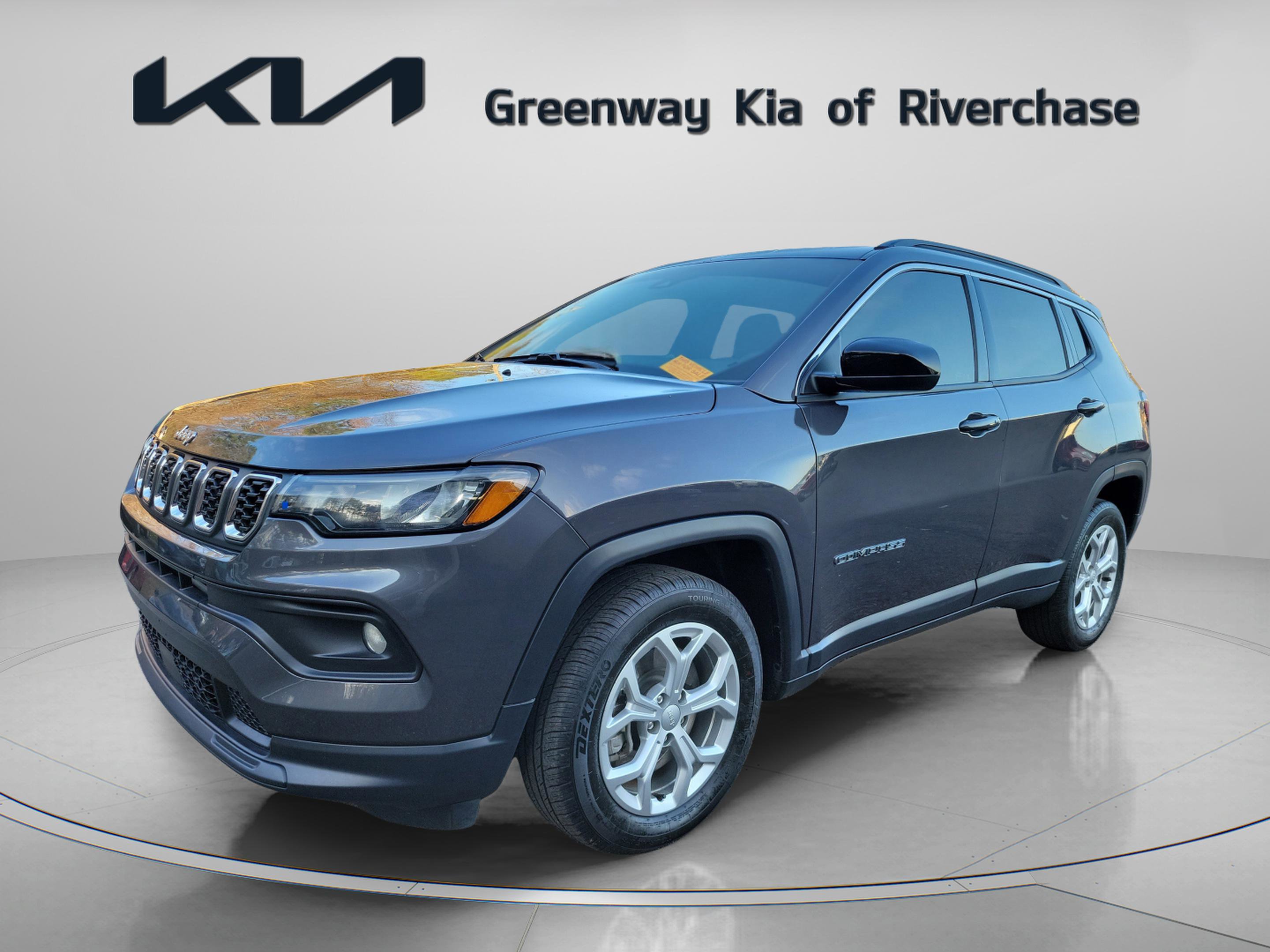 Used 2024 Jeep Compass Latitude image 3