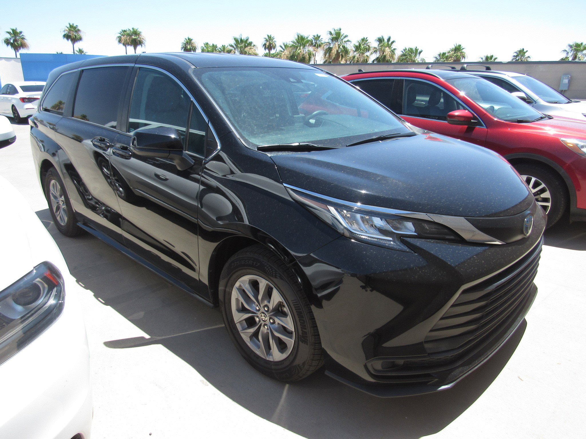 Used 2023 Toyota Sienna LE FWD image 2