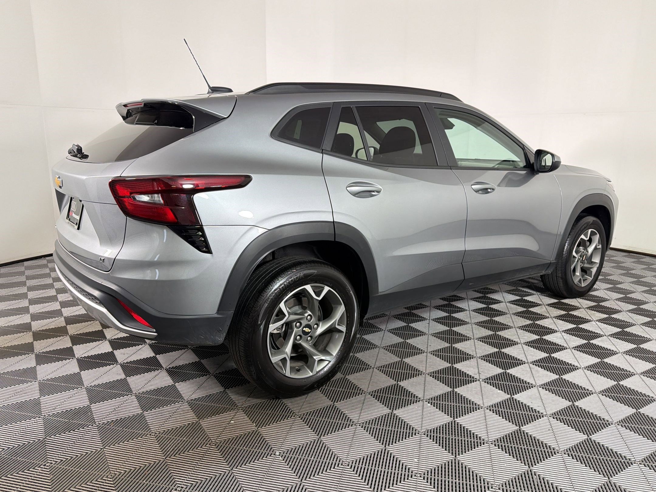 Used 2025 Chevrolet Trax LT FWD image 8