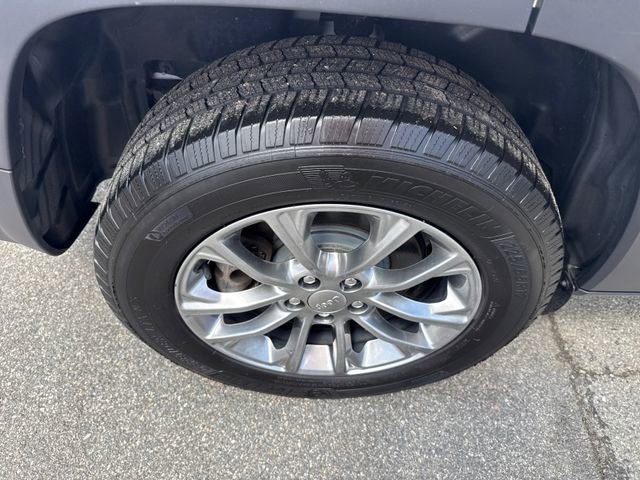 Used 2019 Jeep Cherokee Latitude Plus w/ Cold Weather Group AWD/4WD image 13
