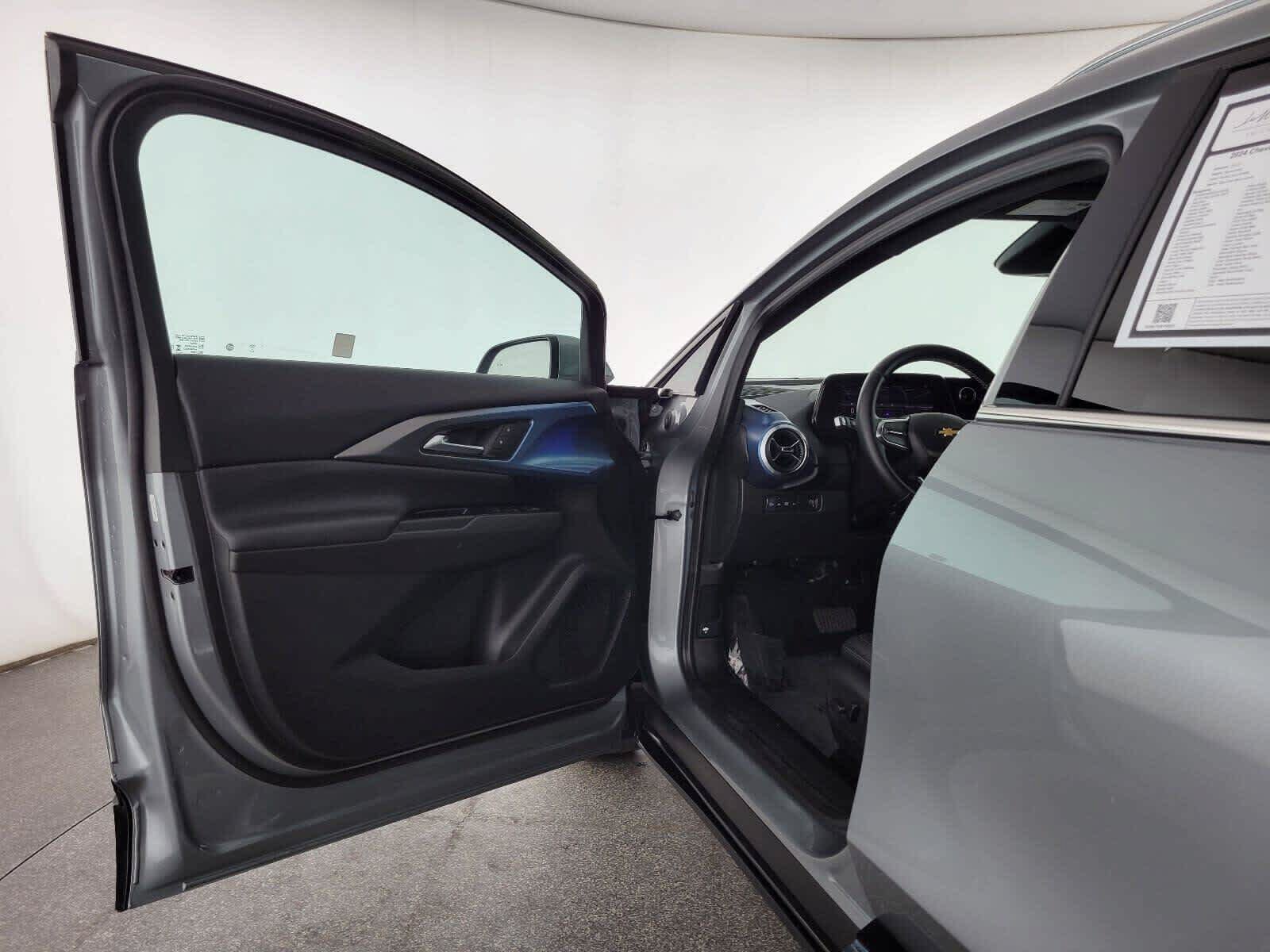Used 2024 Chevrolet Equinox EV LT FWD image 19