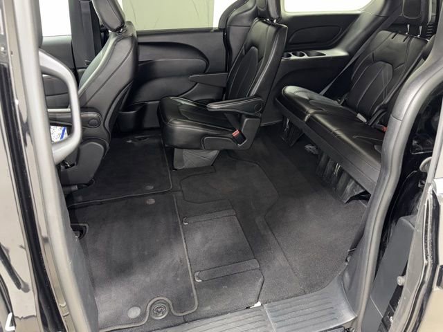 Used 2025 Chrysler Pacifica Select image 36