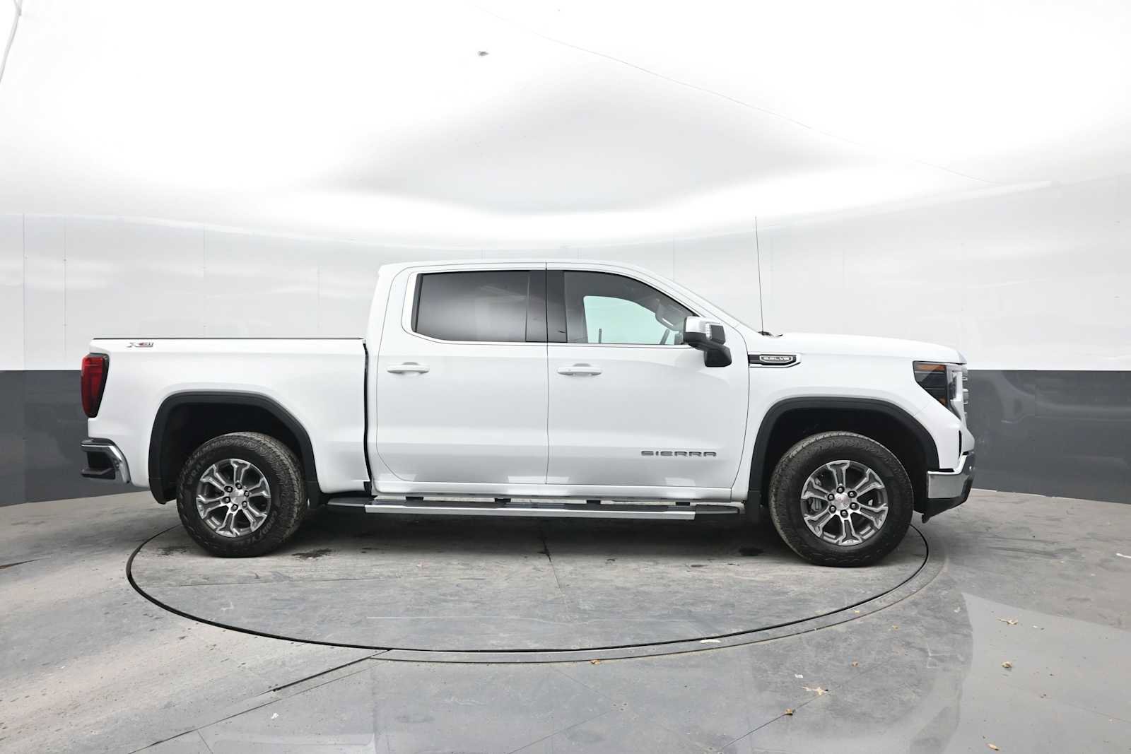 New 2026 GMC Sierra 1500 SLE image 8