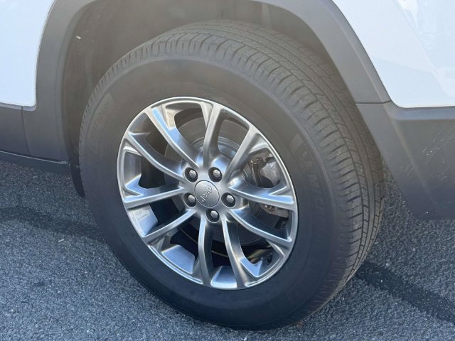 Used 2019 Jeep Cherokee Latitude Plus w/ Comfort/Convenience Group AWD/4WD image 8