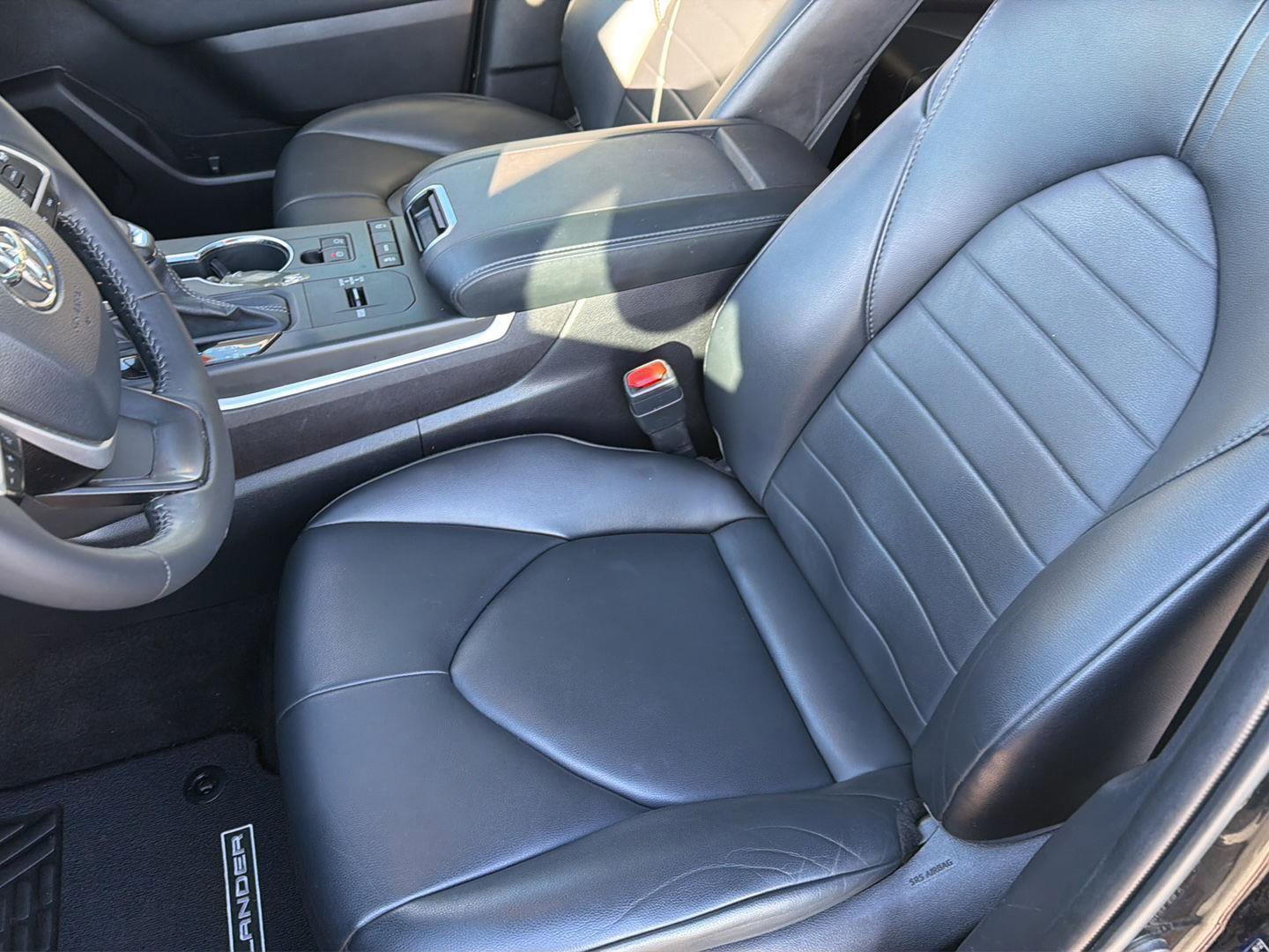 Used 2022 Toyota Highlander XLE FWD image 30