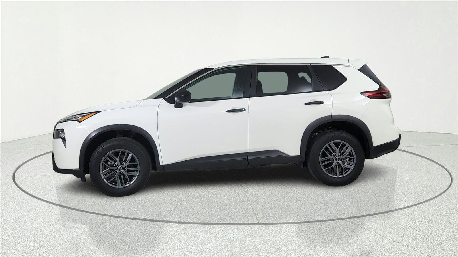 Used 2024 Nissan Rogue S FWD image 3