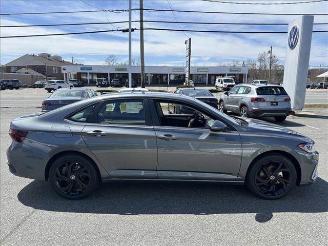 Used 2025 Volkswagen Jetta SE FWD image 7