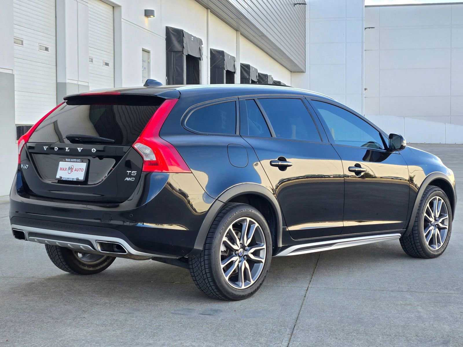 Used 2017 Volvo V60 T5 Cross Country Platinum w/ Climate Package image 8