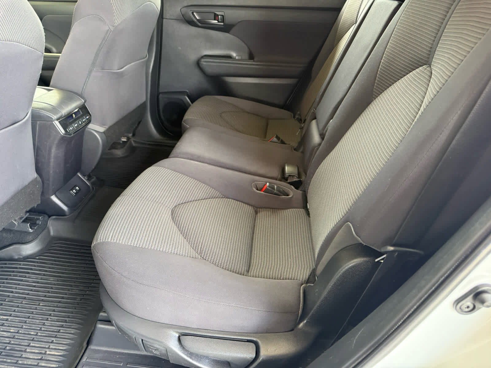 Used 2020 Toyota Highlander LE AWD/4WD image 5