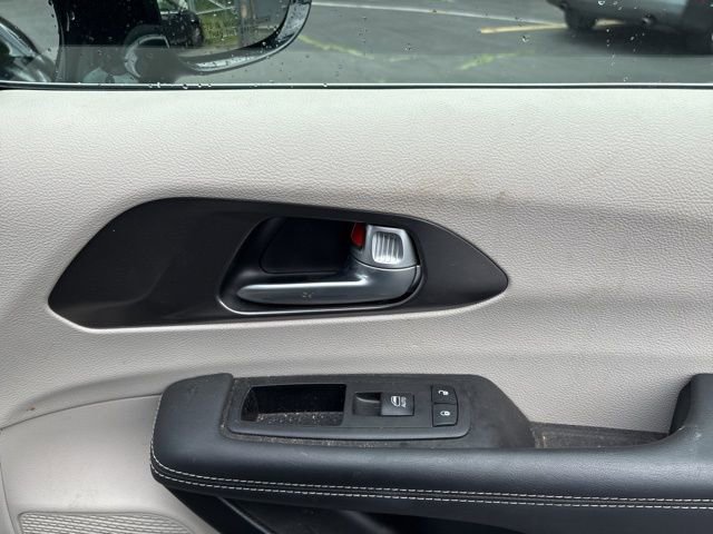 Used 2024 Chrysler Pacifica Touring-L image 13