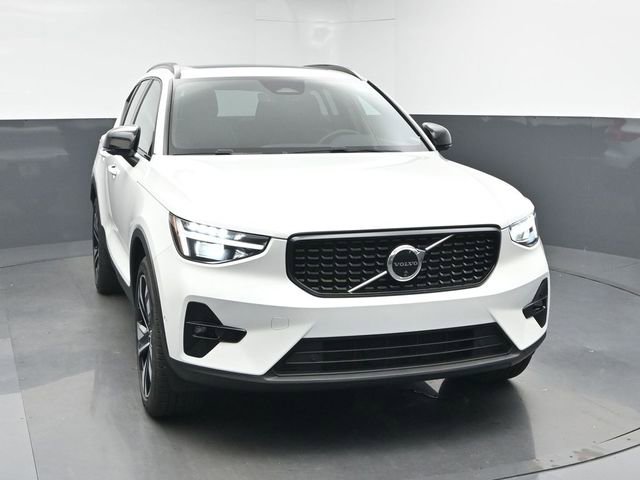 Used 2024 Volvo XC40 B5 Plus image 2