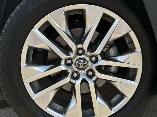 Used 2019 Toyota RAV4 XLE Premium image 10