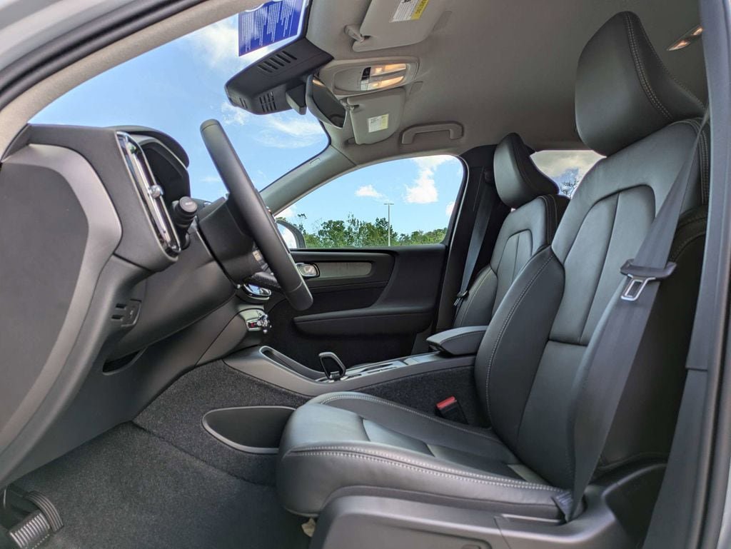 New 2026 Volvo XC40 B4 Core w/ Climate Package FWD image 2