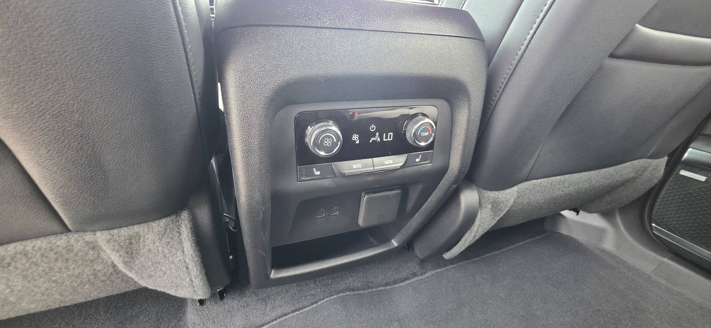 Used 2024 Chevrolet Traverse RS FWD image 25