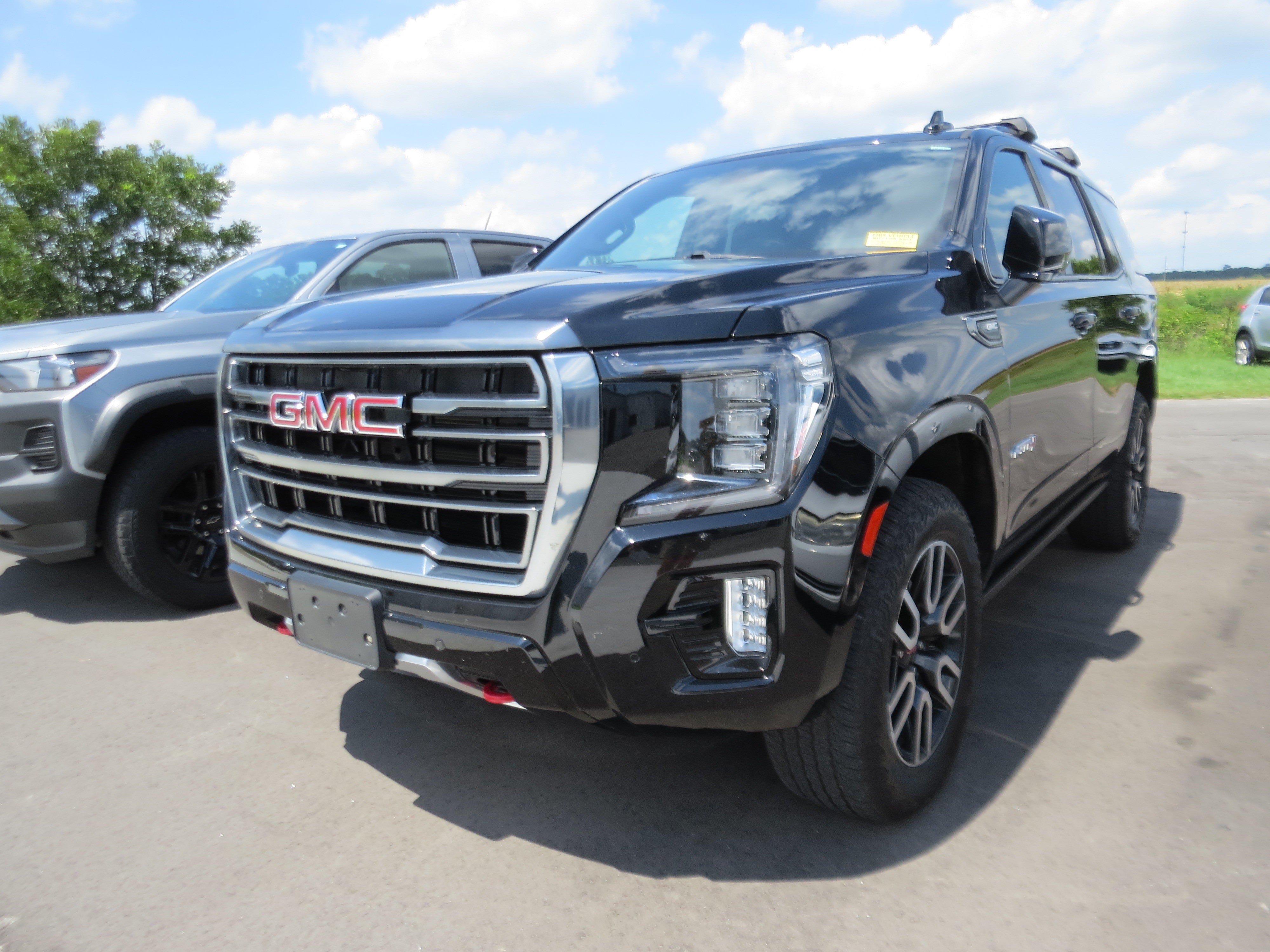 Used 2023 GMC Yukon AT4 AWD/4WD image 3