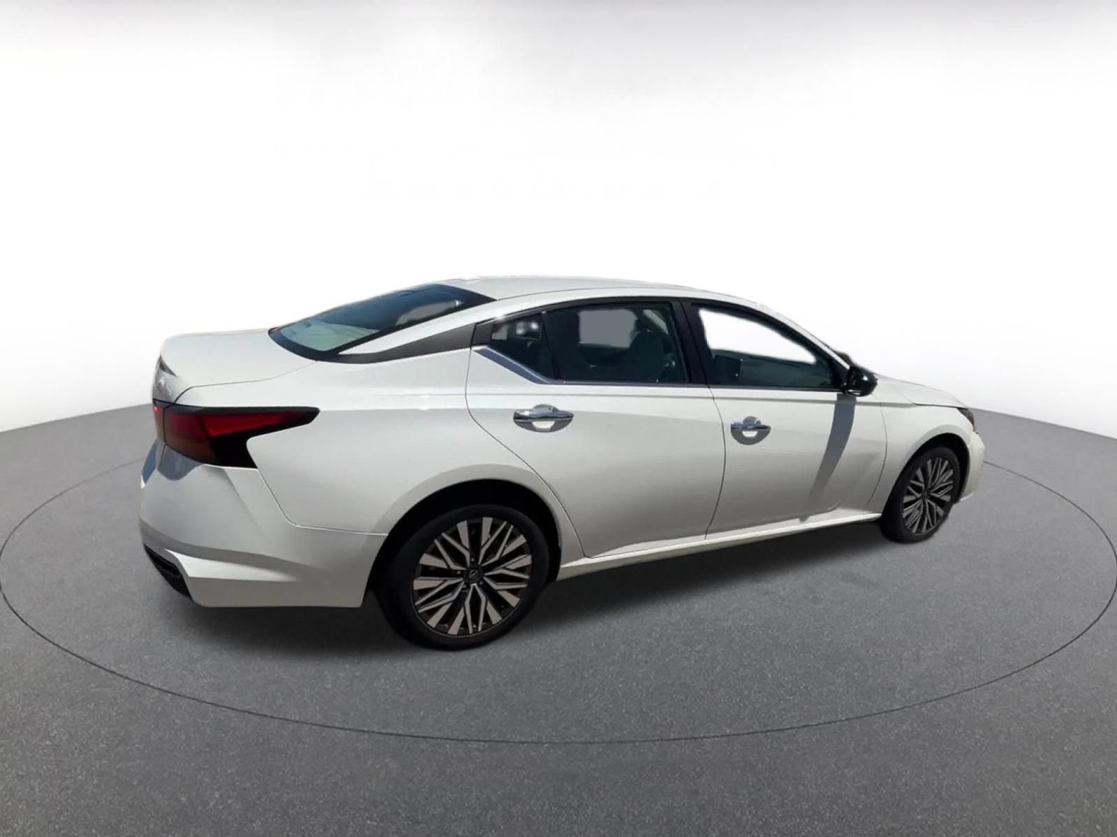 Used 2025 Nissan Altima 2.5 SV FWD image 15