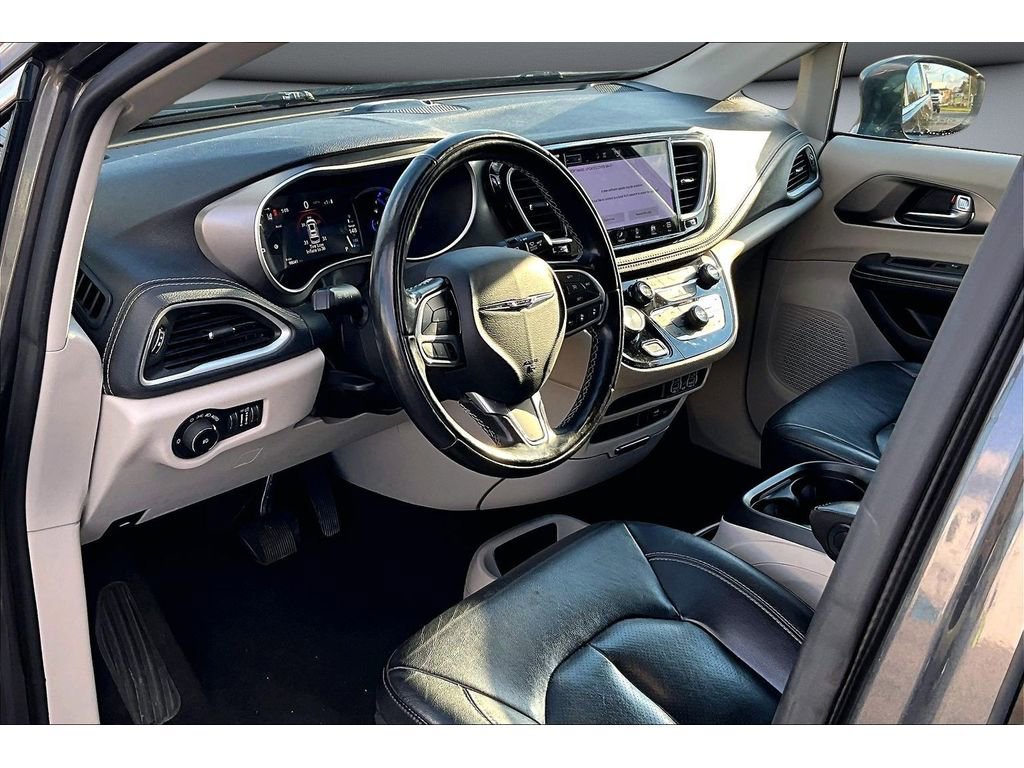 Used 2022 Chrysler Pacifica Touring-L image 15