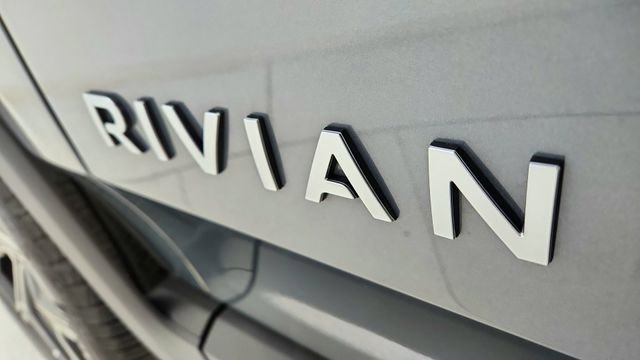 Used 2025 Rivian R1S Adventure image 17