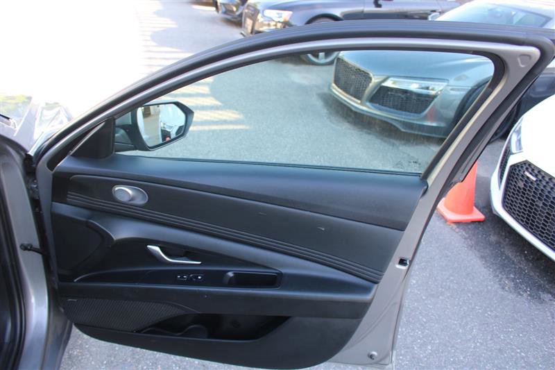 Used 2023 Hyundai Elantra Limited FWD image 12