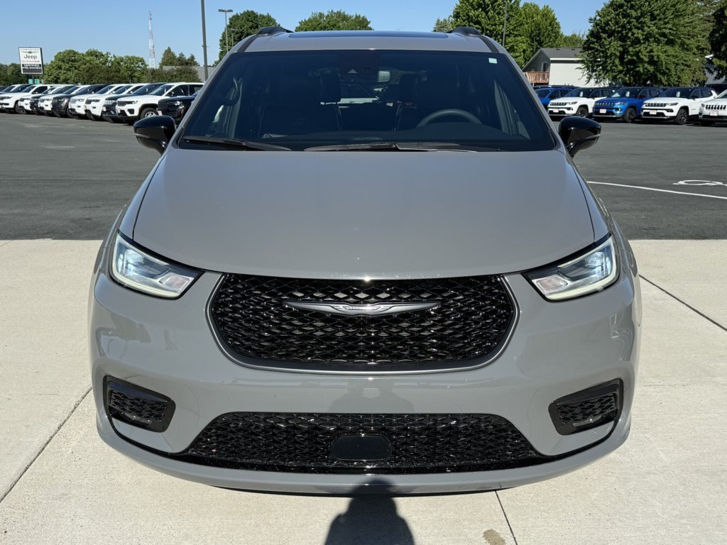 Used 2025 Chrysler Pacifica Limited FWD image 3