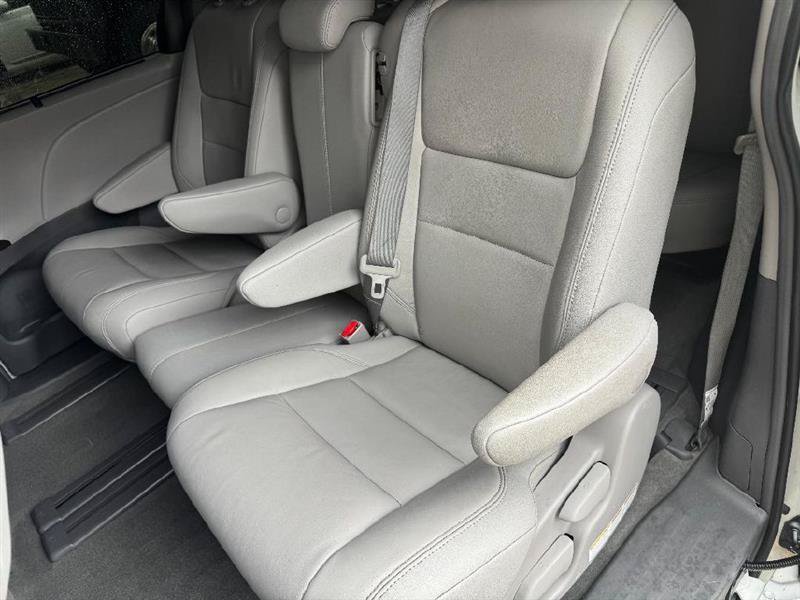 Used 2018 Toyota Sienna XLE Premium FWD image 28