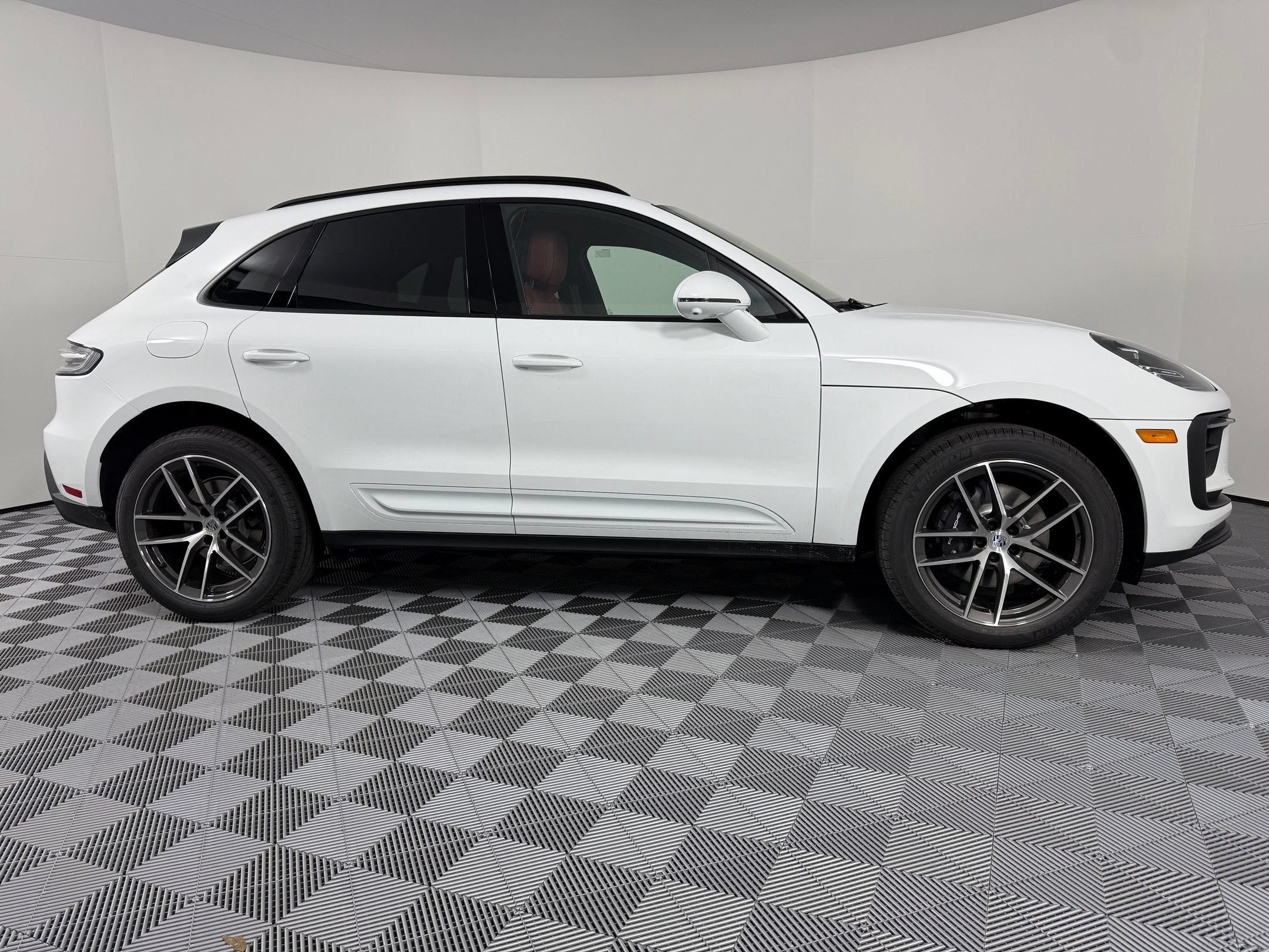 Certified 2026 Porsche Macan AWD/4WD image 8