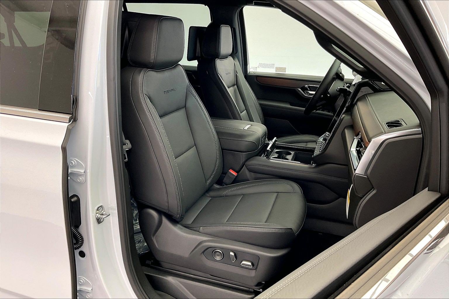 New 2026 GMC Yukon XL Denali w/ Advanced Technology Package AWD/4WD image 9