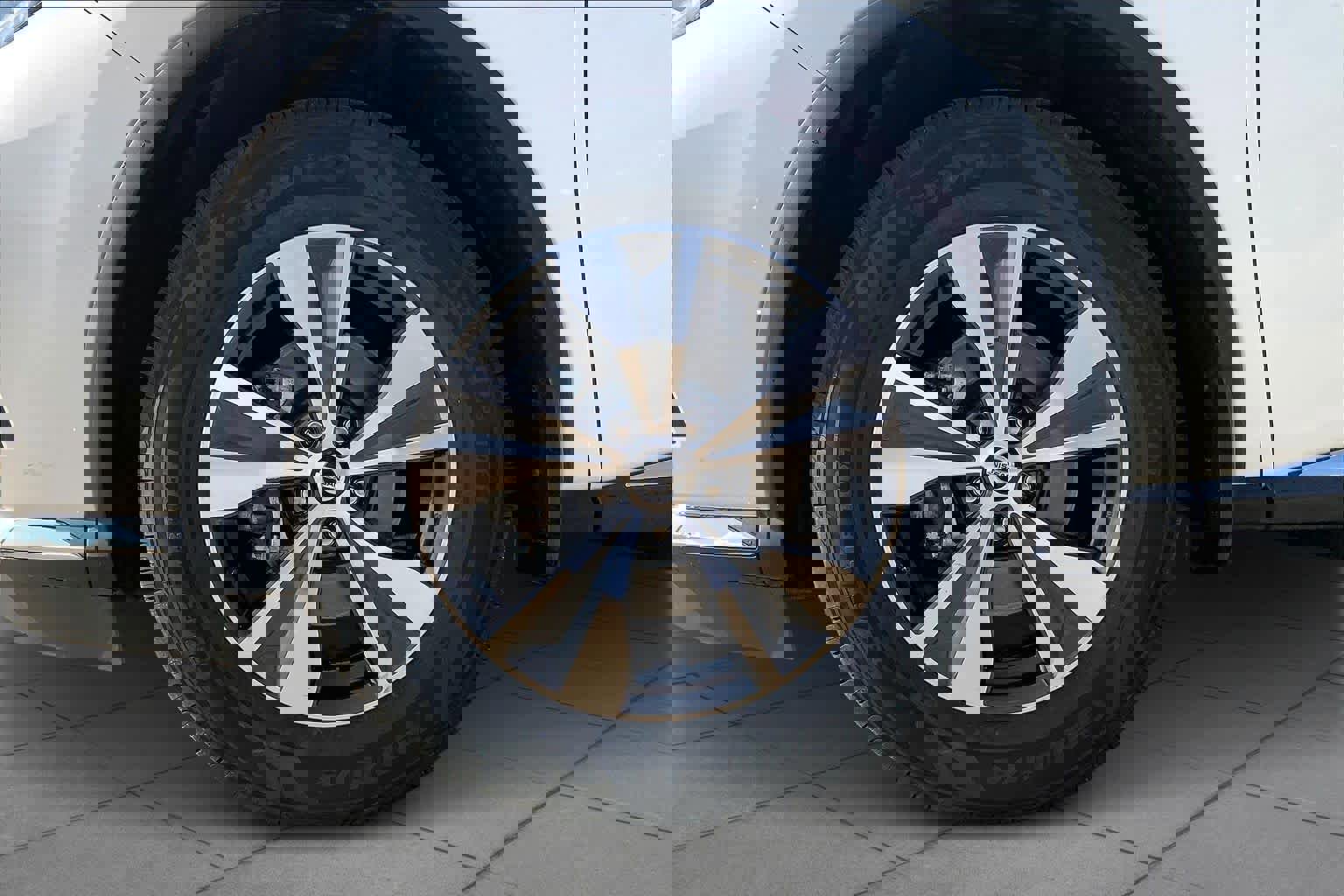 Used 2020 Nissan Murano SV w/ Premium Package image 11