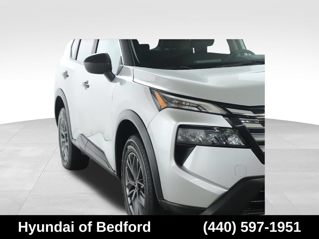 Used 2024 Nissan Rogue S AWD/4WD image 9