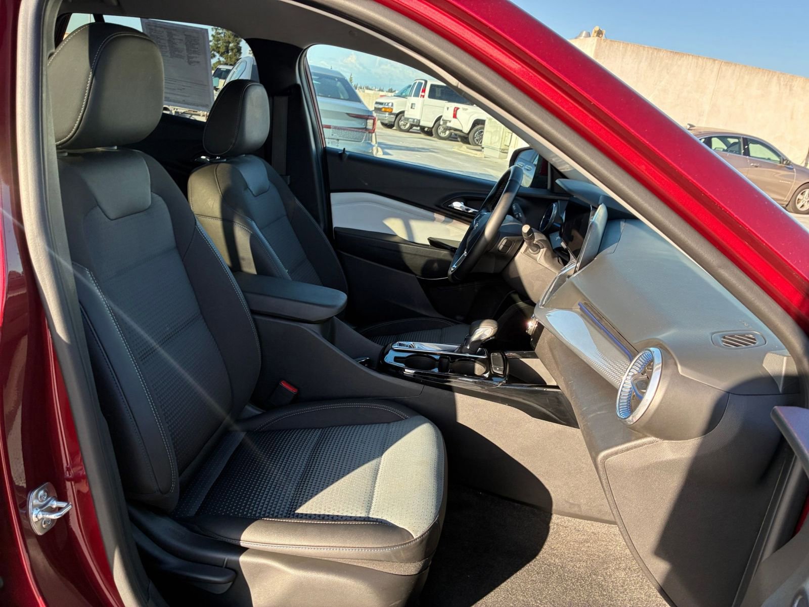 Used 2025 Chevrolet Trax LT w/ LT Convenience Package image 34