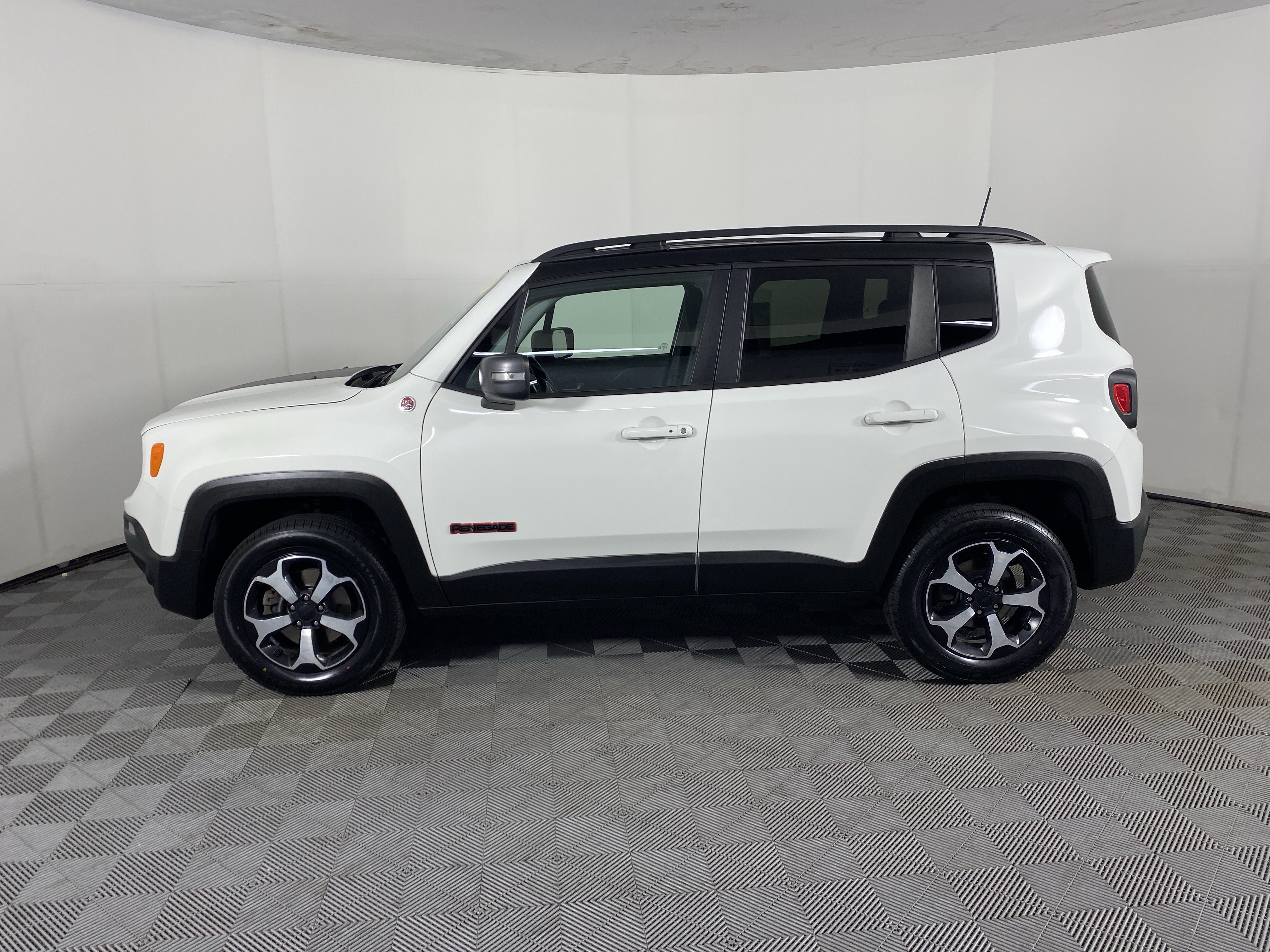 Used 2019 Jeep Renegade Trailhawk w/ UConnect 8.4 Nav Group AWD/4WD image 11