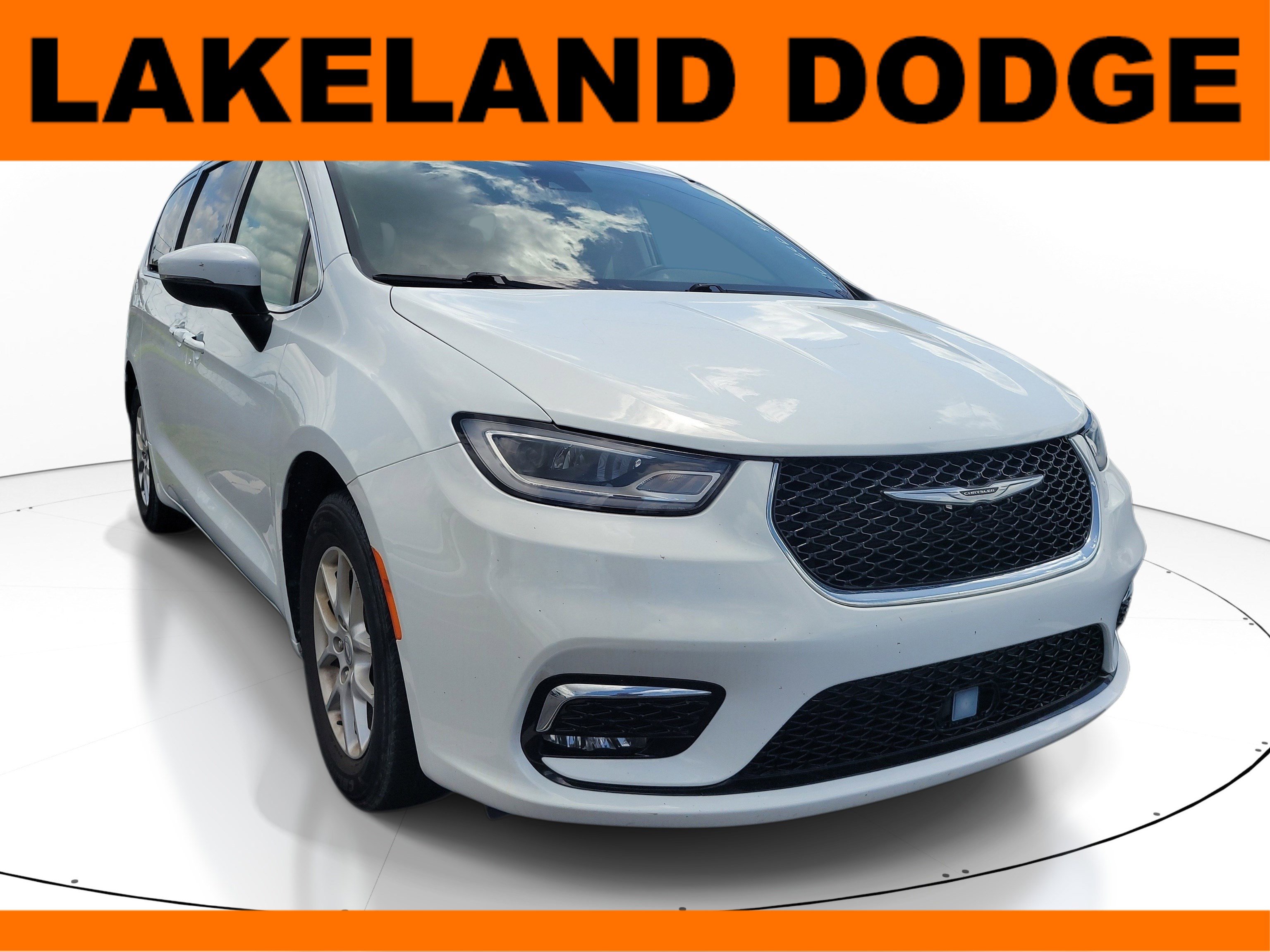 Used 2023 Chrysler Pacifica Touring-L image 1