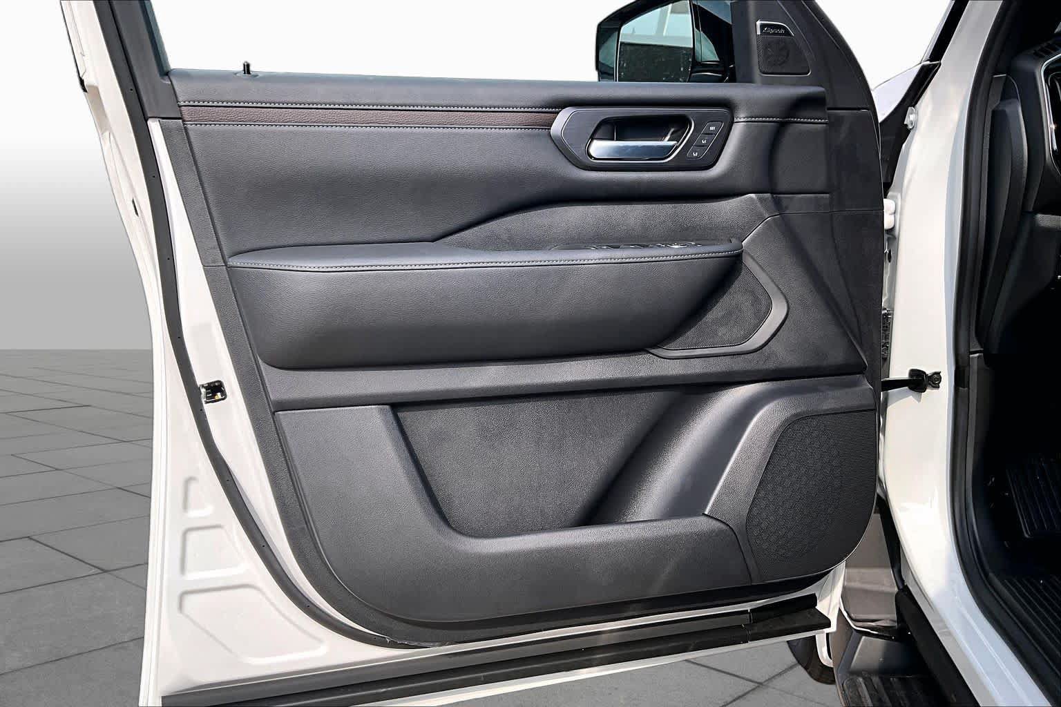 New 2026 Nissan Armada SL w/ Captain's Chari Seat Package AWD/4WD image 10