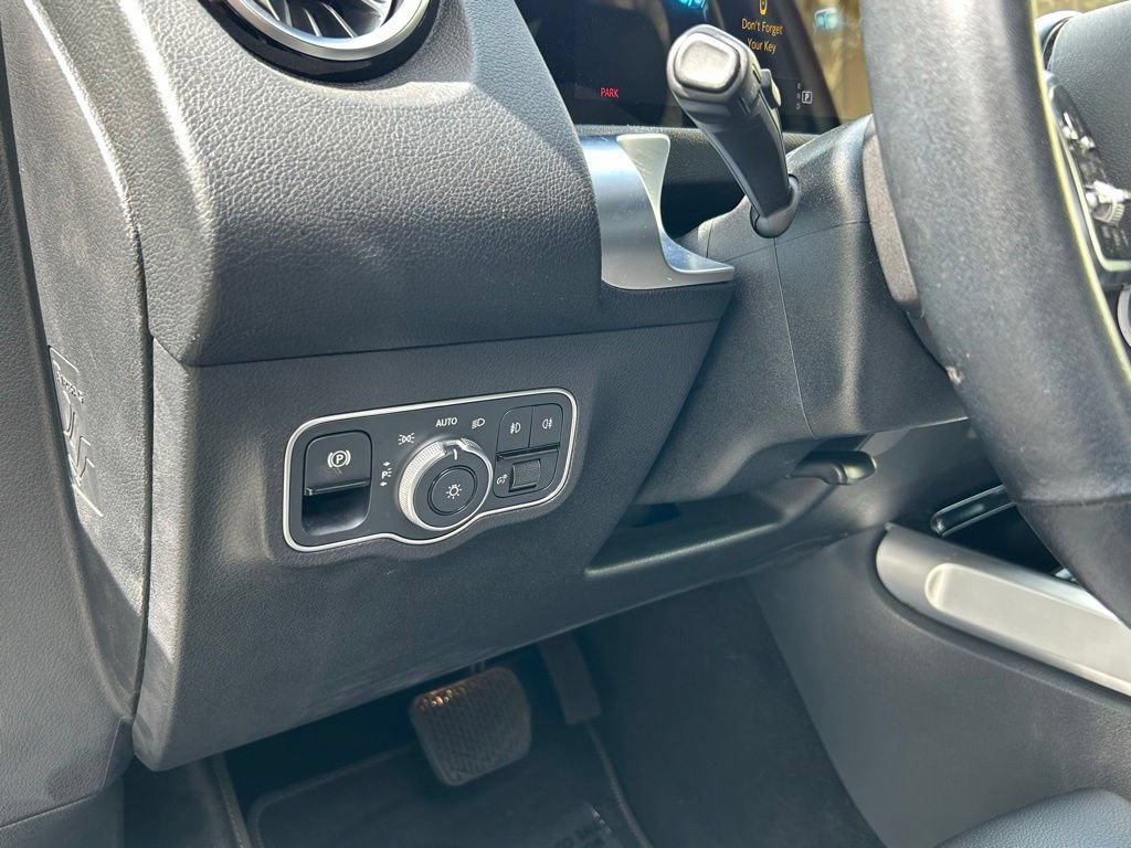Used 2022 Mercedes-Benz GLB 250 w/ Premium Package Lite image 18
