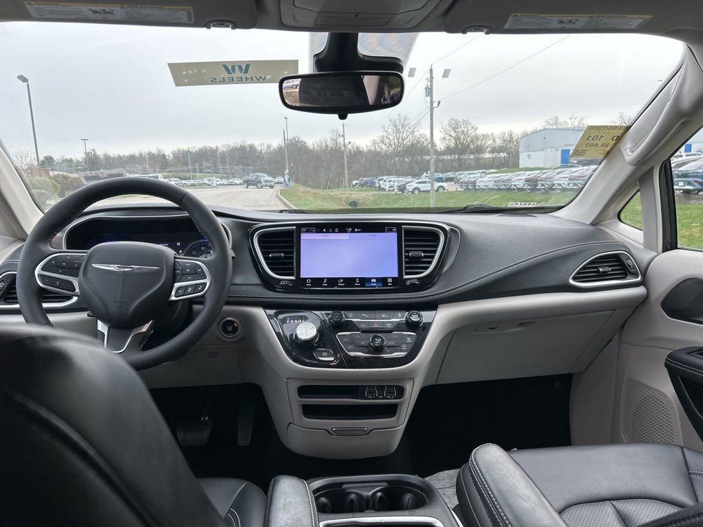 Used 2023 Chrysler Pacifica Touring-L image 5