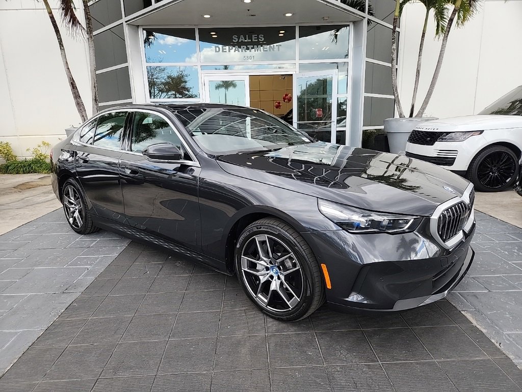 Used 2025 BMW i5 eDrive40i image 2