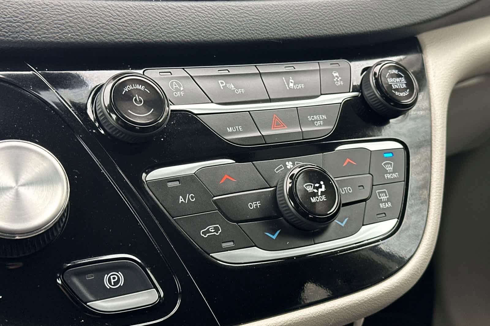 Used 2024 Chrysler Pacifica Touring-L image 21