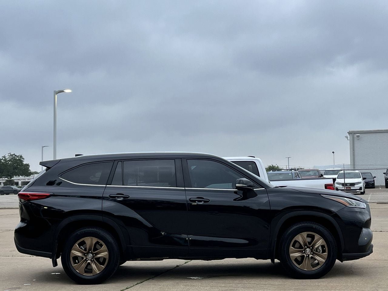 Used 2023 Toyota Highlander Bronze Edition FWD image 3