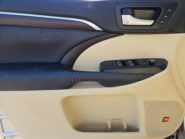 Used 2016 Toyota Highlander Limited w/ Driver Technology Package AWD/4WD image 10