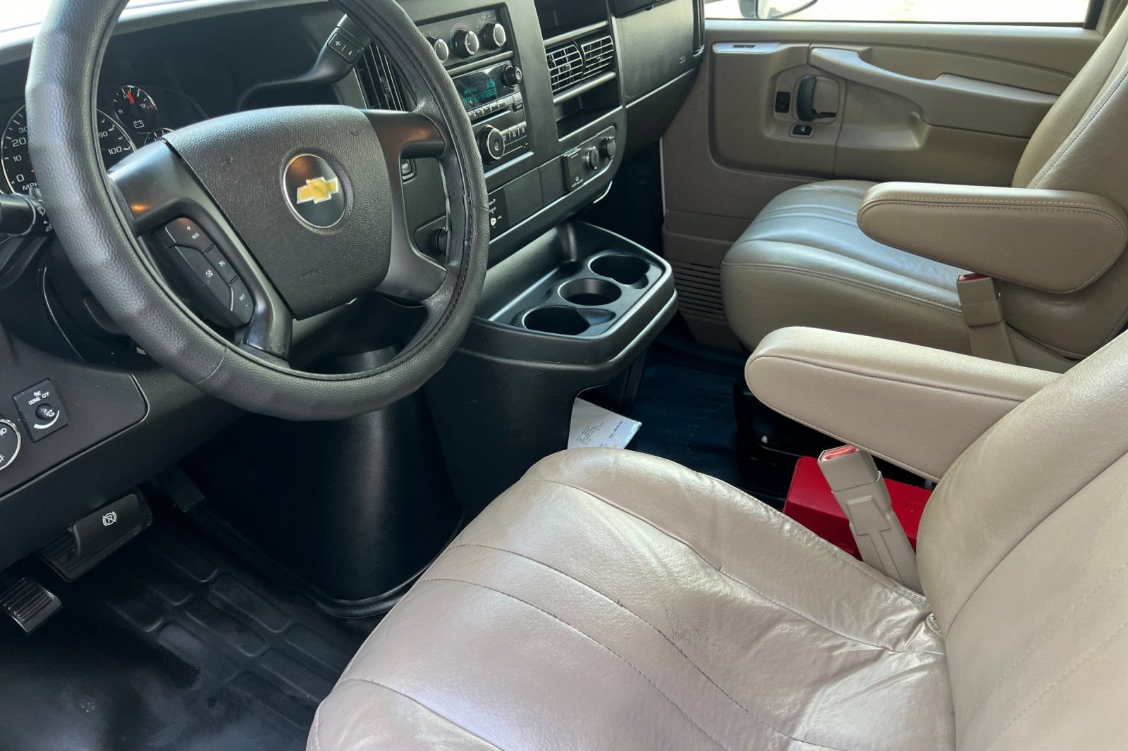 Used 2015 Chevrolet Express 4500 RWD image 11
