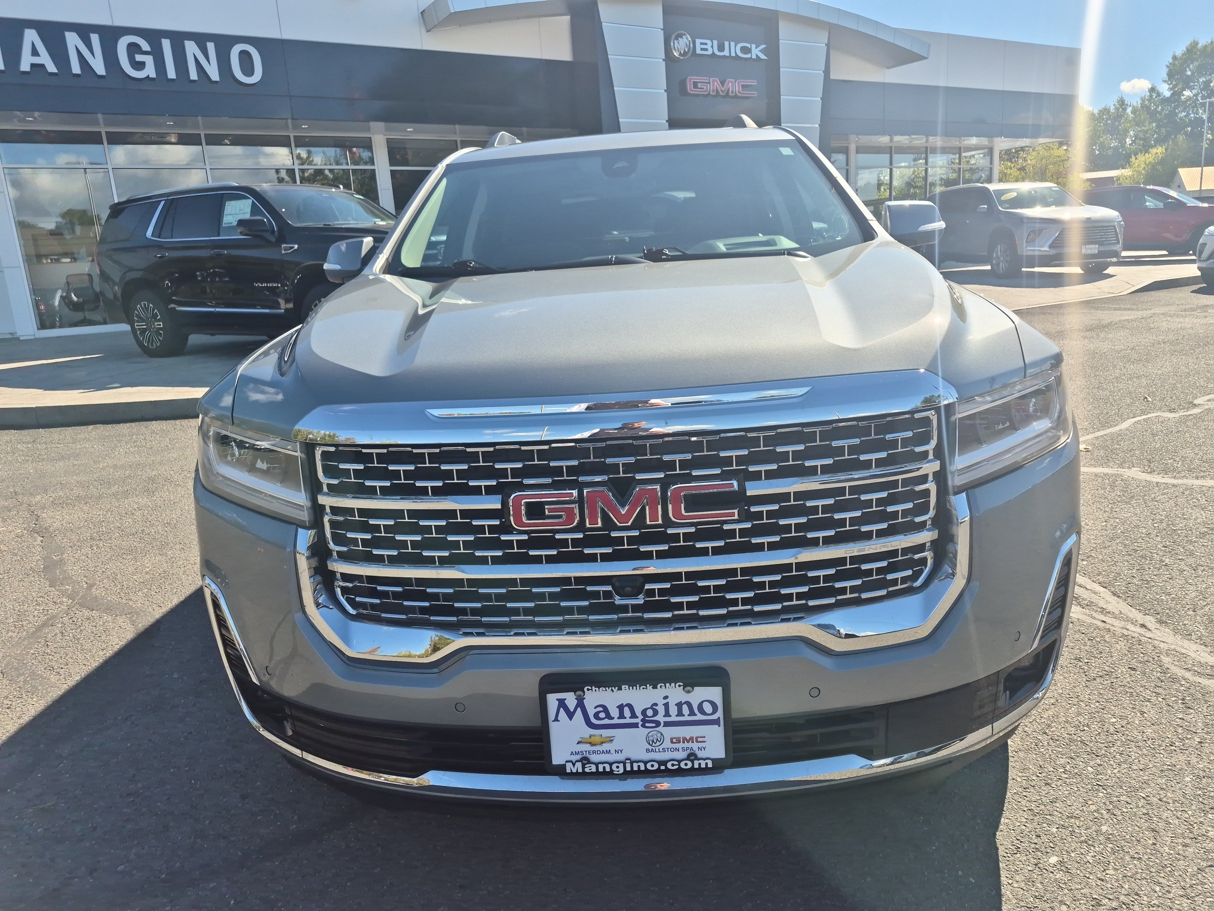 Used 2023 GMC Acadia Denali w/ Denali Ultimate Package AWD/4WD image 8