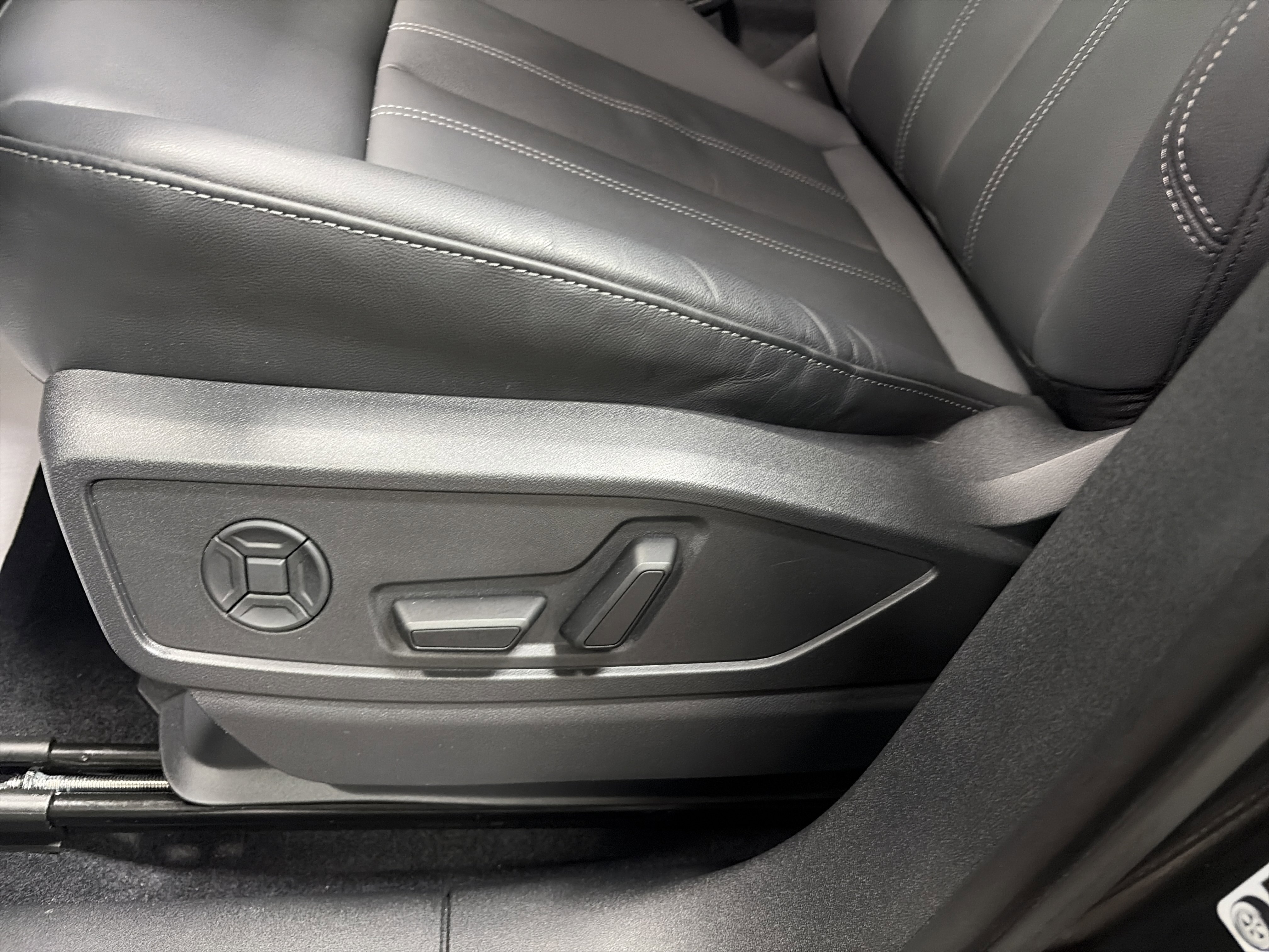 Certified 2025 Audi Q5 Premium w/ Convenience Package image 14