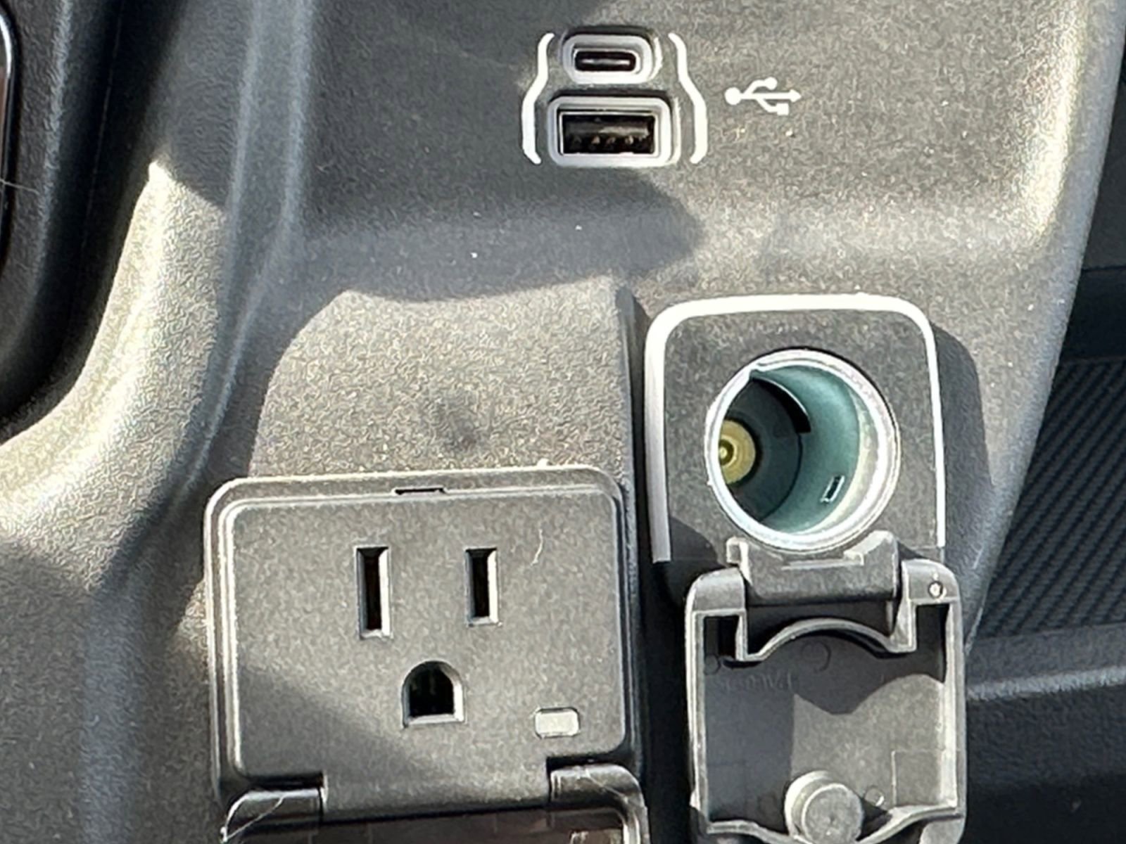 Used 2025 RAM ProMaster 2500 w/ Convenience Group image 24