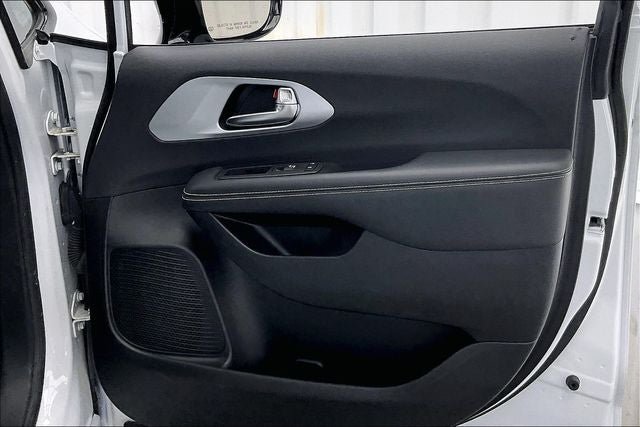 Used 2025 Chrysler Pacifica Limited FWD image 22