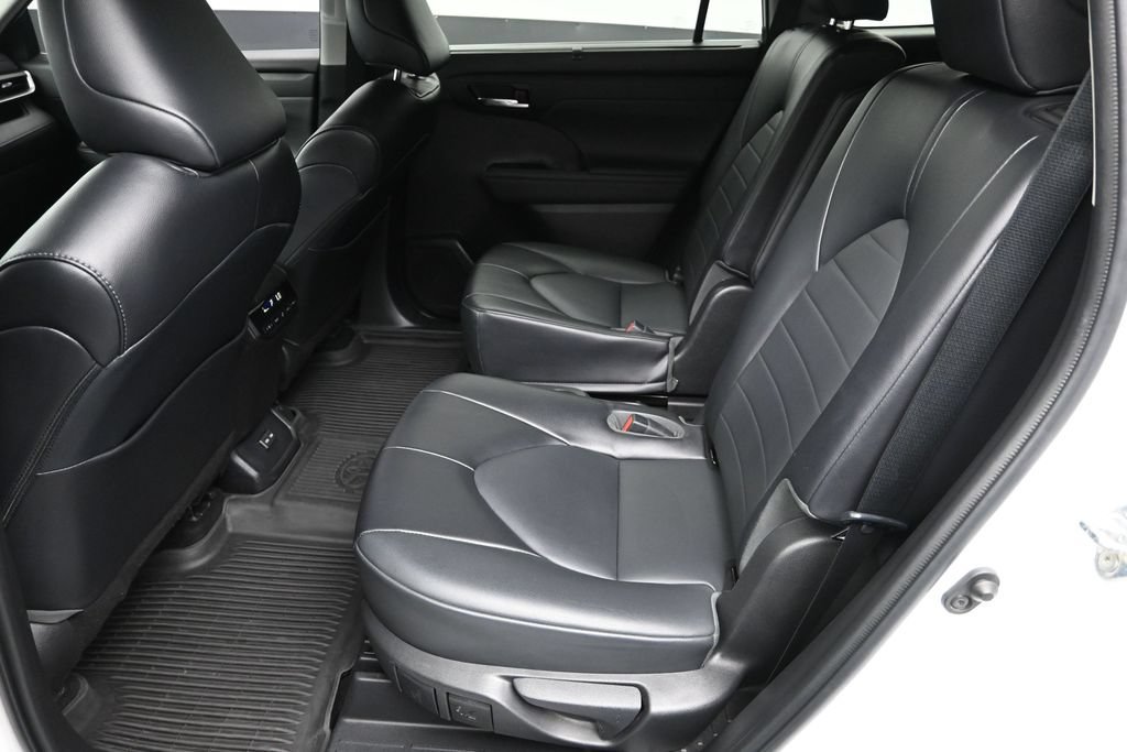 Used 2022 Toyota Highlander XLE AWD/4WD image 28
