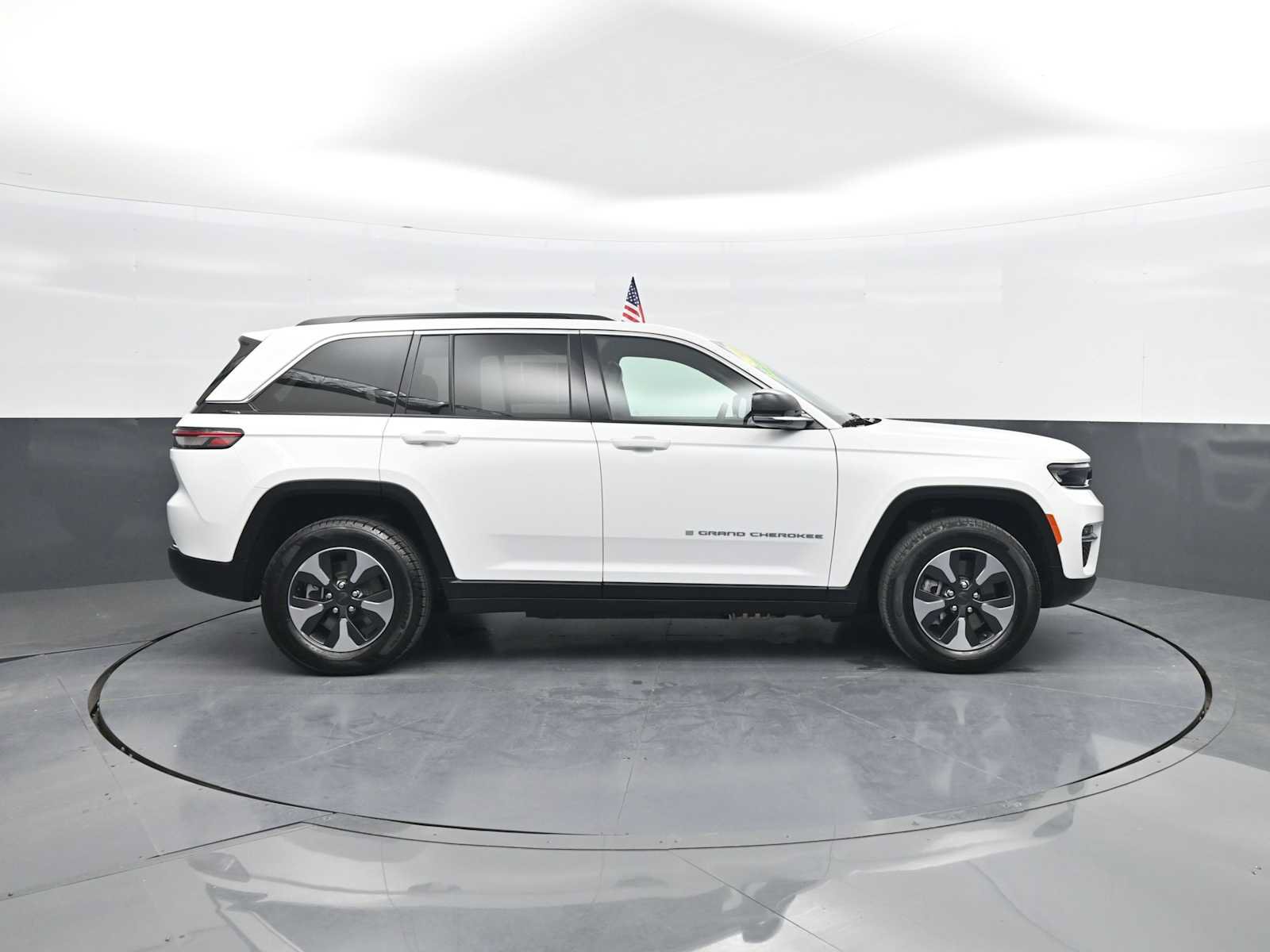 Used 2024 Jeep Grand Cherokee Limited 4xe AWD/4WD image 9