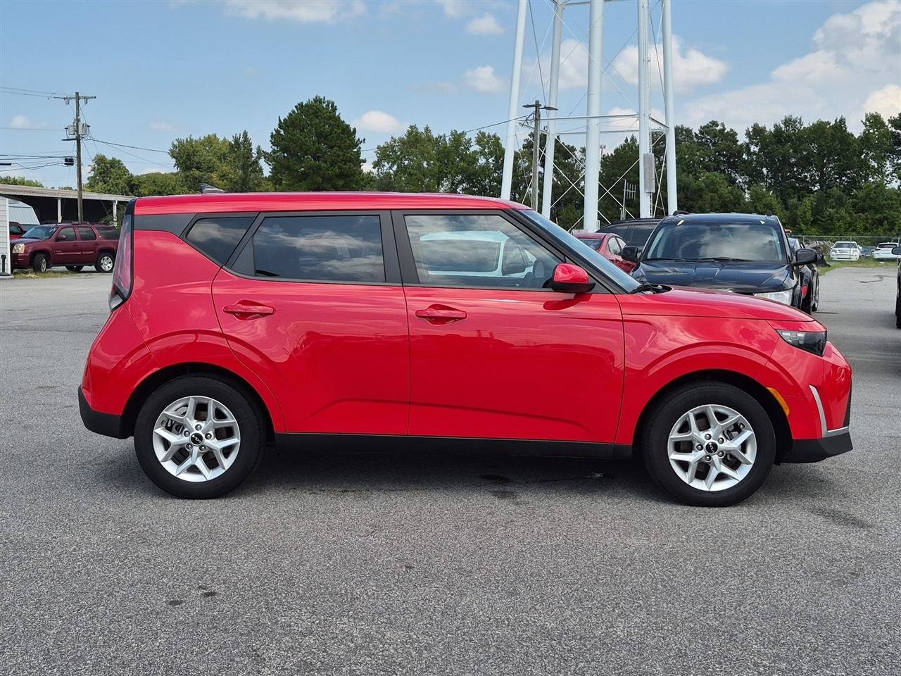 Used 2023 Kia Soul LX w/ LX Technology Package FWD image 2